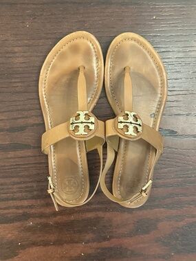Tory Burch Claire Flat Thong Sandal, Light Brown, Leather Size 8.5